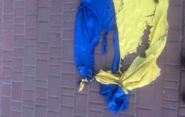 У Кропивницькому чоловік зірвав і розтоптав прапор України