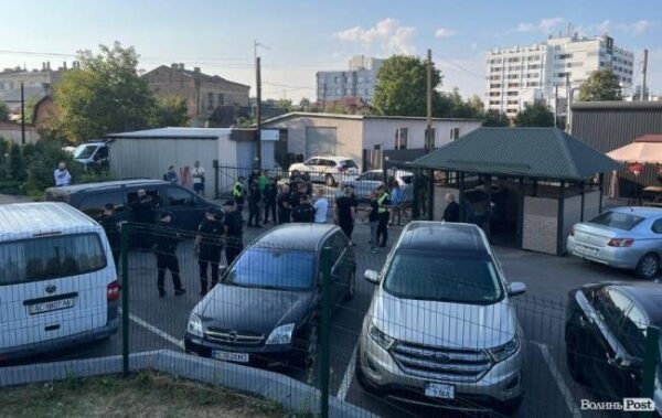 У Луцьку натовп пошкодив автомобіль ТЦК