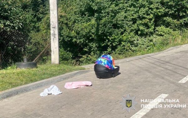 У Львові чоловік поставив люльку з немовлям на дах авто і поїхав