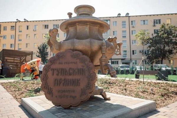 У Маріуполі РФ організувала Тульський проспект із самоваром