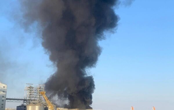 У порту Чорноморська спалахнула потужна пожежа