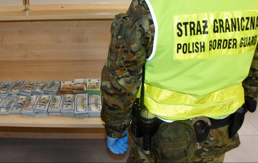 Новини світу - Українка намагалася провезти у Польщу купу валюти у валізі