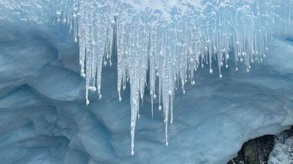 Українські полярники показали дивовижні бурульки в Антарктиді