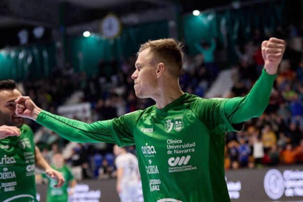 Український футзаліст забив гол у ворота Барселони