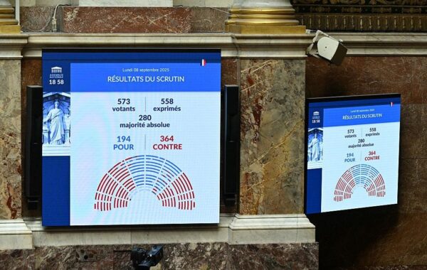 Уряд Франції відправили у відставку