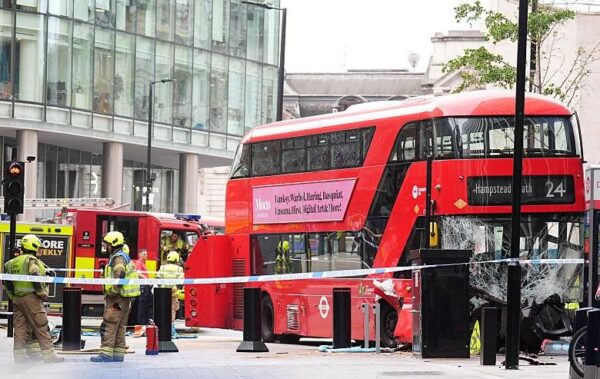 В Лондоні двоповерховий автобус в’їхав у натовп: 17 потерпілих