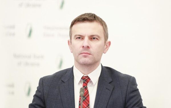 В НБУ пояснили падіння курсу долара до гривні