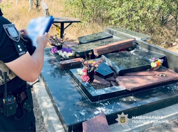 В Одесі чоловік пошкодив майже 30 пам&rsquo;ятників на кладовищі