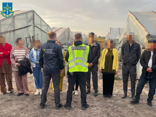 Вербували й експлуатували узбеків: під Києвом виявили ферму з рабами