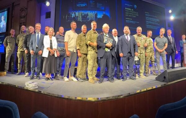 Захід має надати Україні дозвіл бити по військових базах РФ – Борис Джонсон