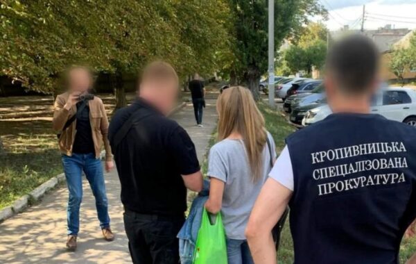 Затримано секретаря ВЛК, що взялася за $2000 “вирішити” питання мобілізації