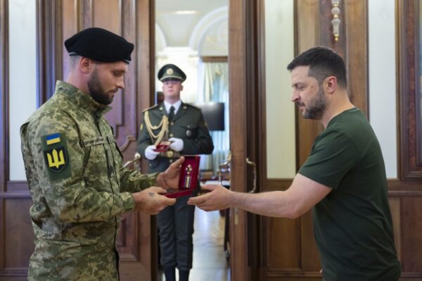 Зеленський привітав та нагородив воїнів-танкістів