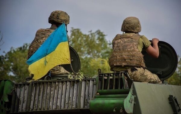ЗСУ встановлюють держпрапори в селі на Сумщині