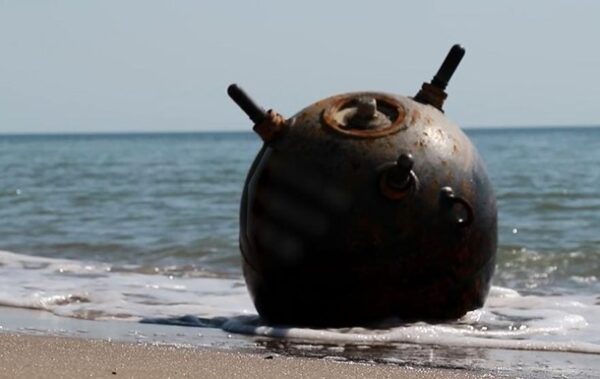 Шторм викинув на узбережжя Одещини вісім морських мін