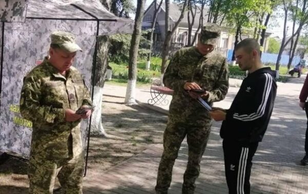 У Кривому Розі чоловік поранив ножем двох працівників ТЦК