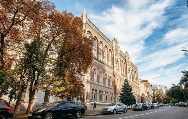 В Україні почав зростати офіційний курс долара