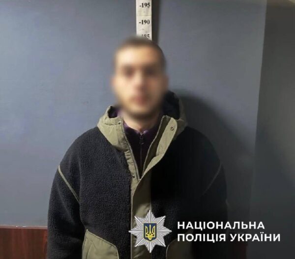 У Києві затримали наркокур&rsquo;єра з колбами канабісу