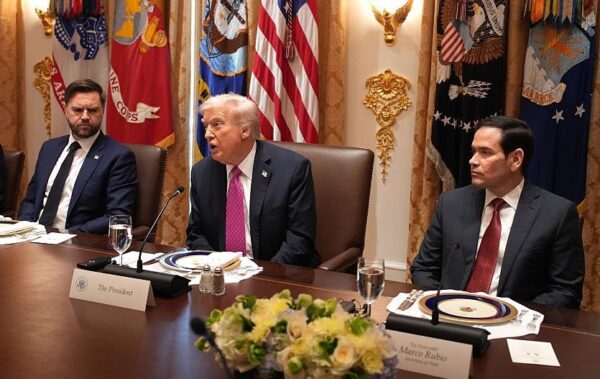 В оточенні Трампа почалась боротьба через “мирний план” – ЗМІ