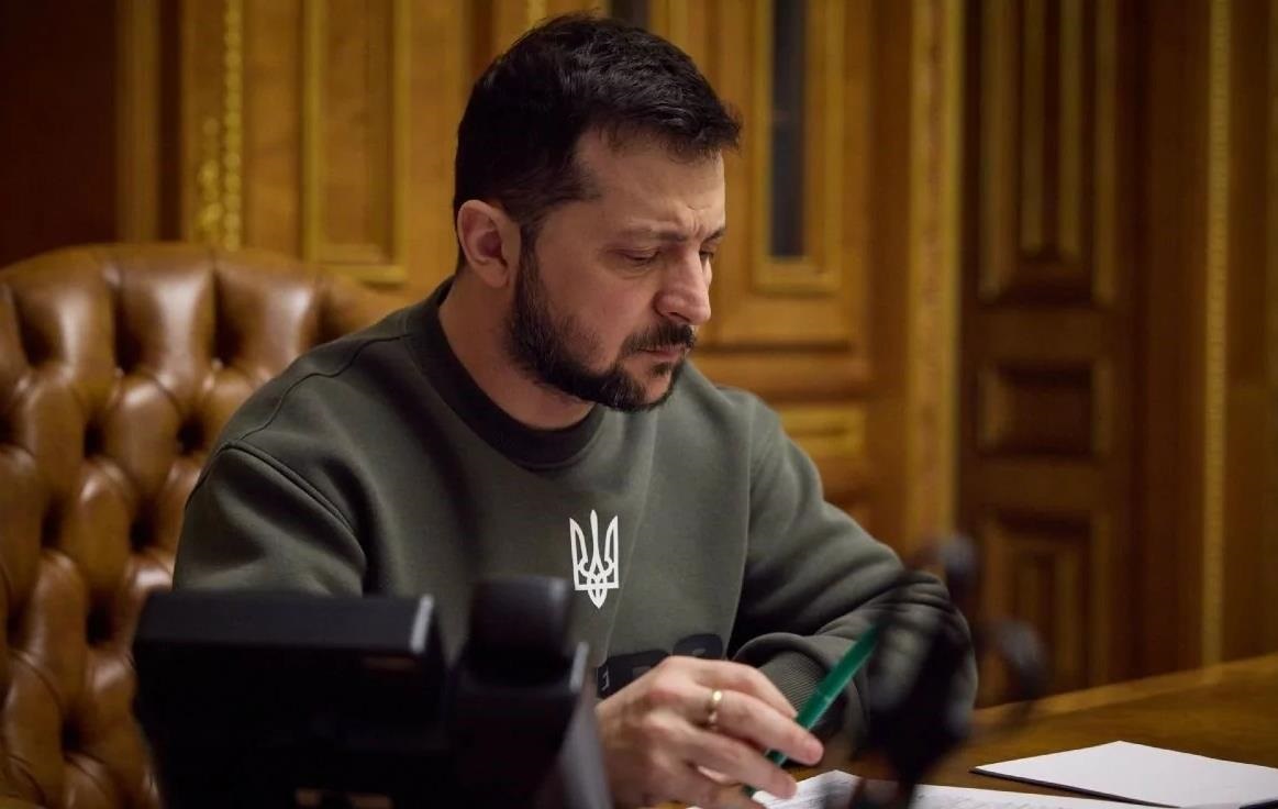 Новини України - Зеленський підписав закон про тимчасове бронювання в підприємствах ОПК