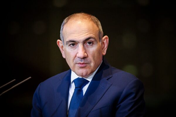 Літак Пашиняна не зміг сісти у Москві через атаку дронів