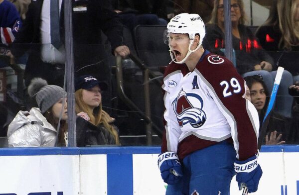 Ніч в НХЛ: Айлендерс виривають перемогу