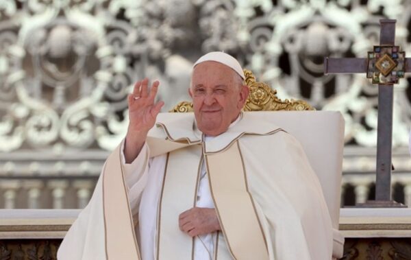 Папа Франциск заповів частину своїх грошей Україні