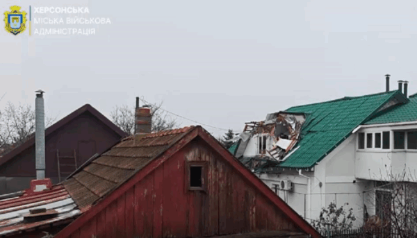 Росіяни вдарили по Корабельному районі Херсона, є руйнування