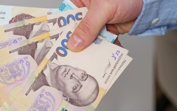 Стало відомо, скільки українці задонатили на “банки” та фонди