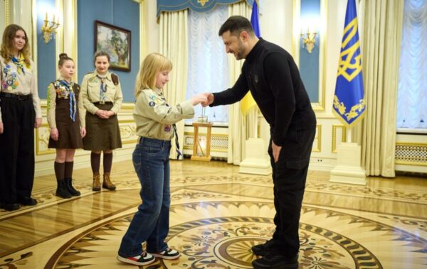 Зеленський прийняв Вифлеємський вогонь миру від скаутів