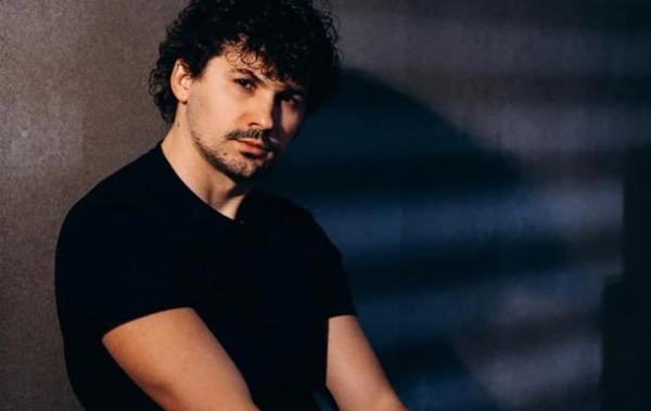 Женя Кот замислився над усиновленням