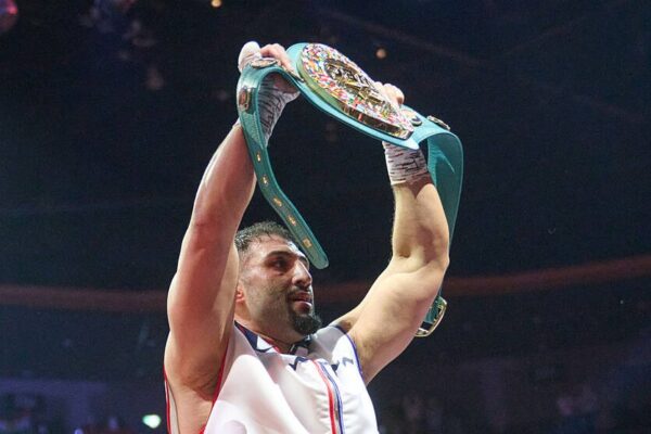 Кабаєл заявив про готовність провести бій з Усиком