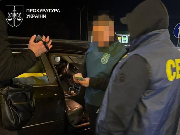 Керівників оборонних держпідприємств викрили на “продажу” бронювання