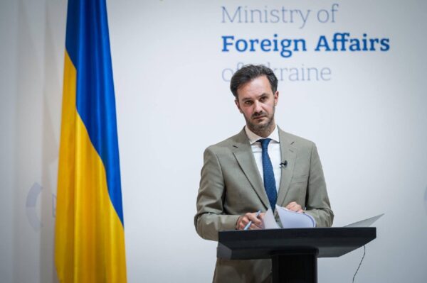 МЗС зреагувало на дозвіл росіянці нести табличку “Україна” на Олімпіаді