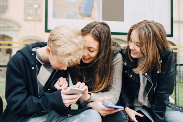 Німеччина обговорює обмеження соцмереж для дітей