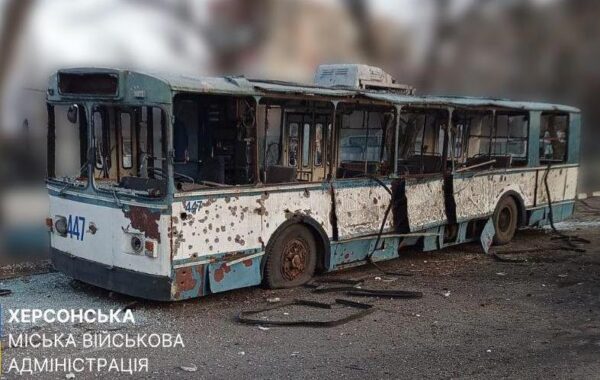 РФ вдарила по Херсону: пошкоджені 12 тролейбусів