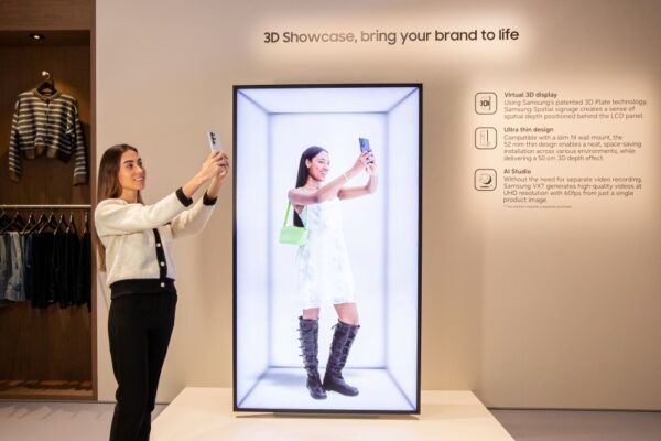 Samsung представила комерційні 3D-дисплеї, для яких не потрібні окуляри