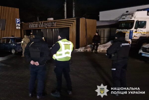 У Чернівецькій області затримали чоловіка, що кинув гранату у поліцейських