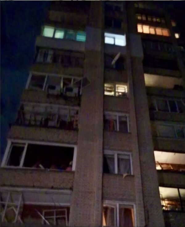У Сумах дрон Герань ударив у двір багатоповерхівки