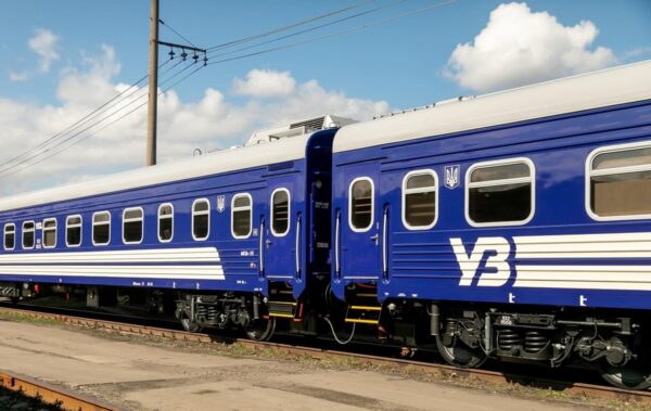 Укрзалізниця змінила рух потягів через обстріли