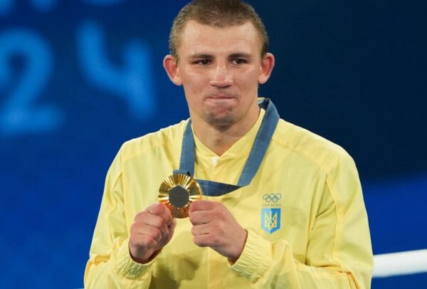 Усик як промоутер анонсує профі-дебют Хижняка