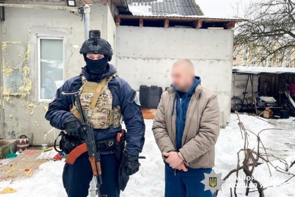 Викрав авто з полігону і відстрілювався: затримання дезертира