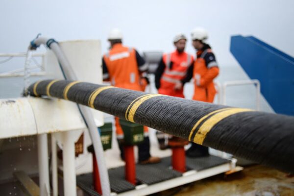 З дна океану підіймають перший оптоволоконний трансатлантичний кабель