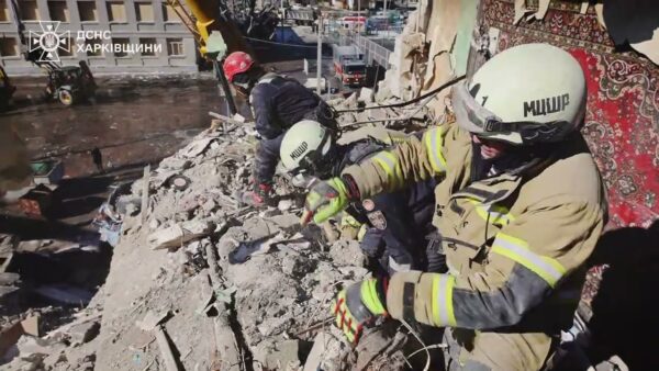 У Харкові тривають пошуково-рятувальні роботи на місці російського ракетного удару