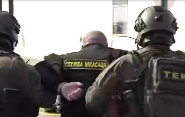 Інкасатор Ощадбанку про затримання в Угорщині: 28 годин у кайданках
