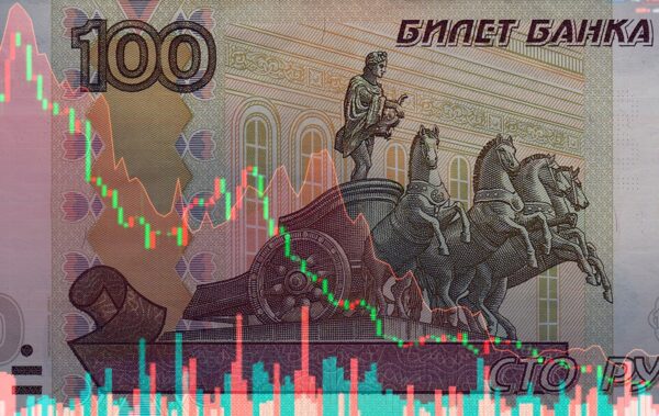 Курс рубля прискорив падіння попри зростання цін на нафту