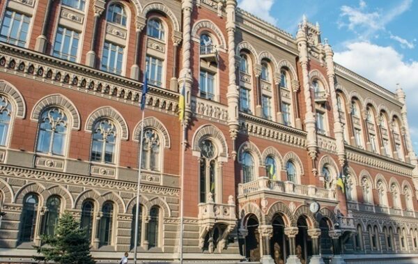 НБУ підкріпив каси банків готівковою іноземною валютою