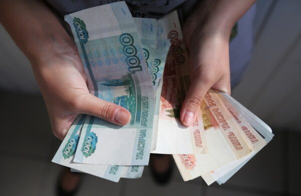 Росіяни за місяць винесли з банків більше трильйона рублів готівкою