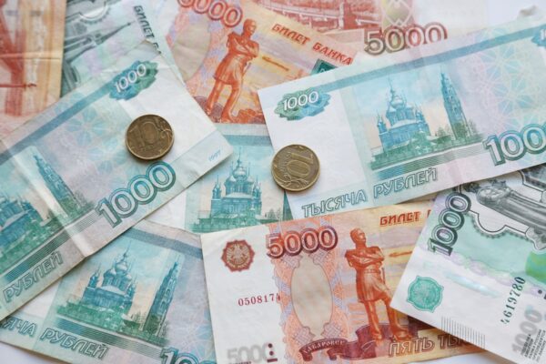 Російський рубль упав до мінімуму за 11 тижнів