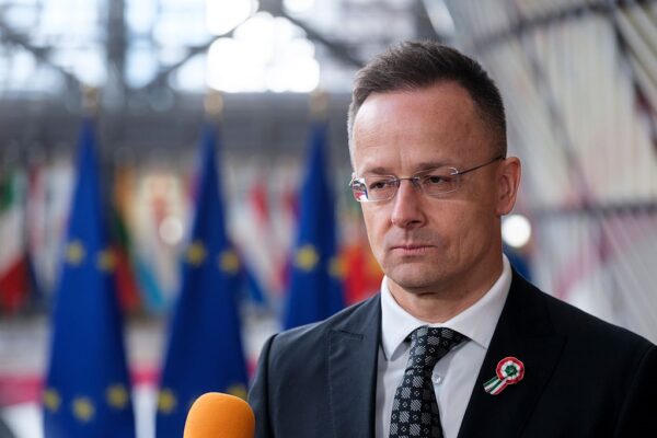 Сійярто телефонував та звітував Лаврову з засідань ЄС – ЗМІ