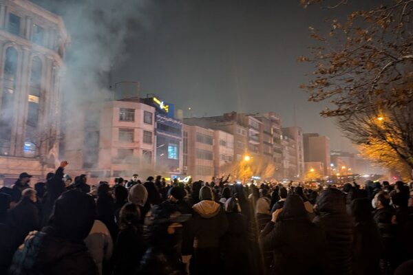 Тримають палець на гачку: іранська поліція погрожує протестувальникам